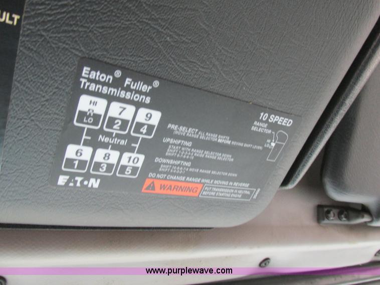 image for item BS9115 2001 Volvo VNM semi truck