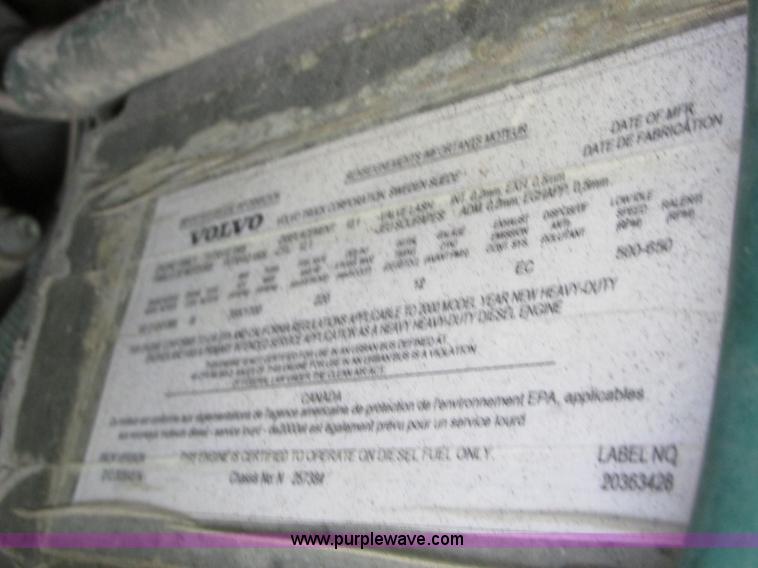 image for item BS9115 2001 Volvo VNM semi truck