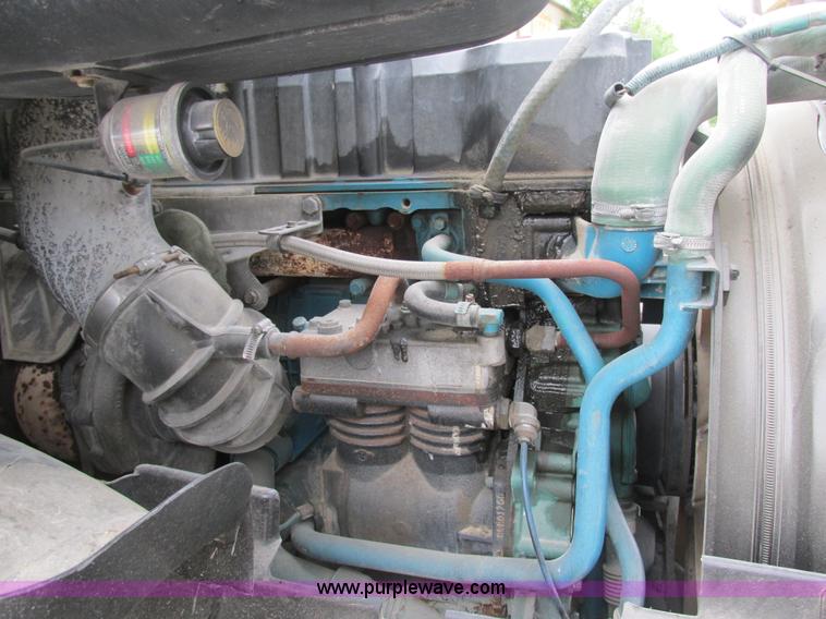 image for item BS9115 2001 Volvo VNM semi truck