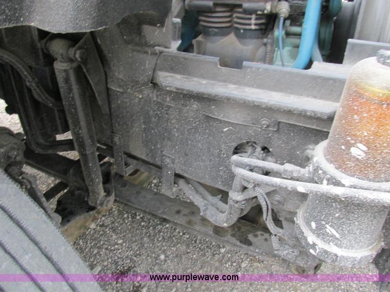 image for item BS9115 2001 Volvo VNM semi truck