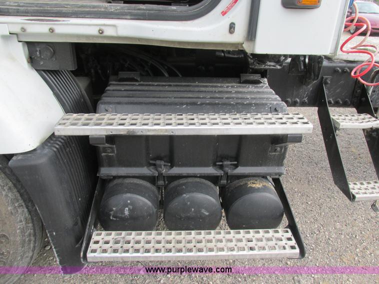 image for item BS9115 2001 Volvo VNM semi truck