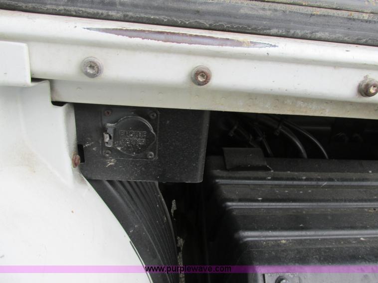 image for item BS9115 2001 Volvo VNM semi truck