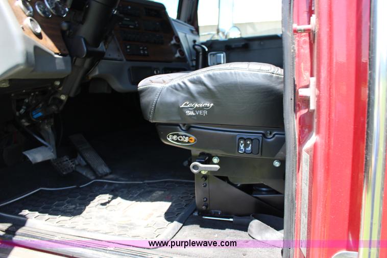 image for item F7998 2001 Western Star 4900E semi truck