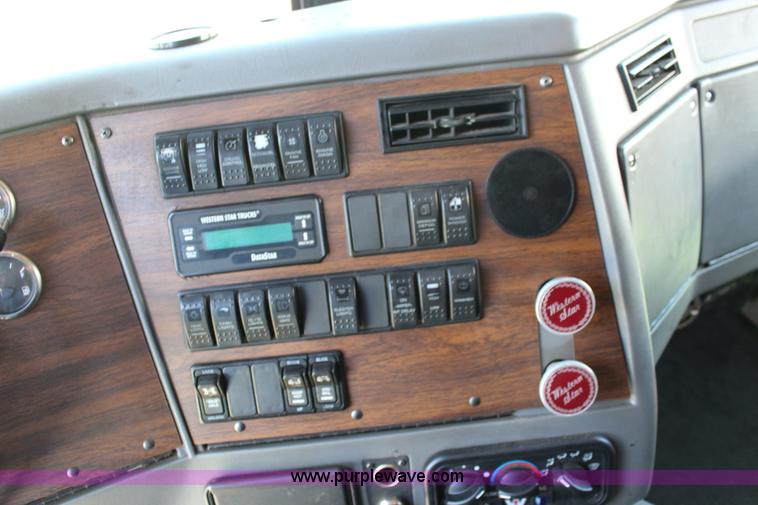 image for item F7998 2001 Western Star 4900E semi truck