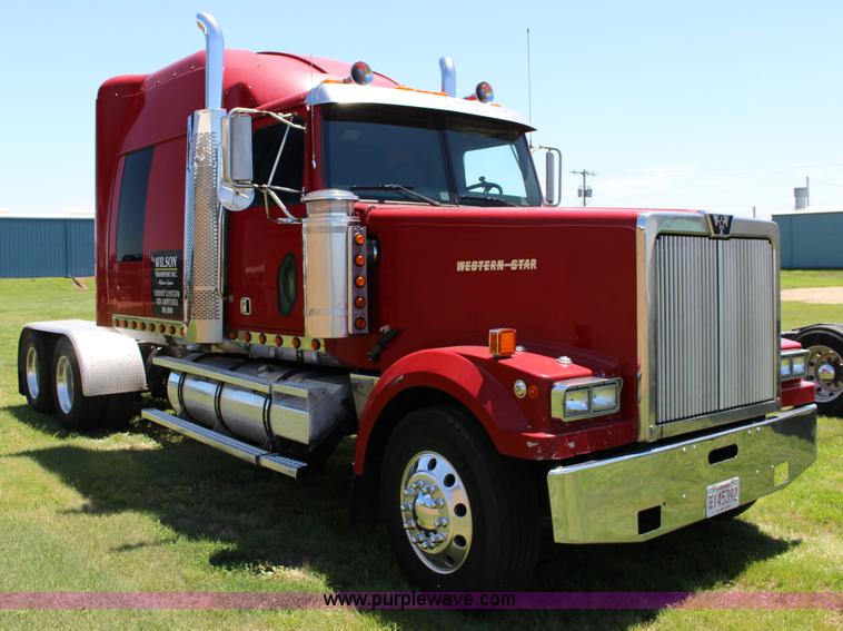 image for item F7998 2001 Western Star 4900E semi truck
