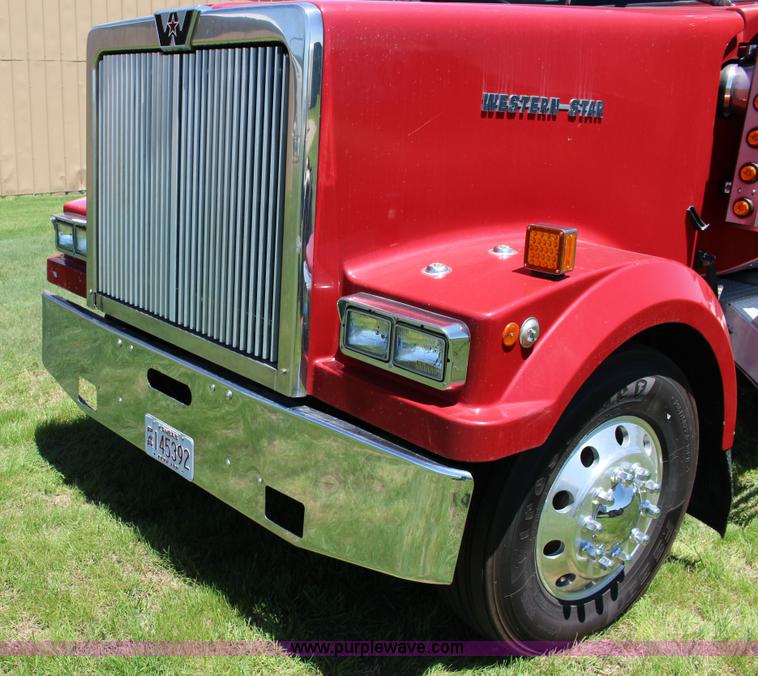 image for item F7998 2001 Western Star 4900E semi truck