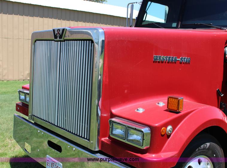 image for item F7998 2001 Western Star 4900E semi truck