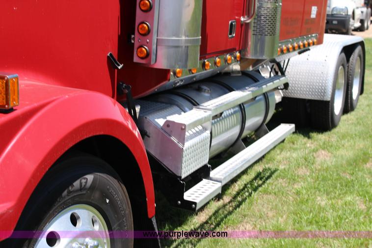 image for item F7998 2001 Western Star 4900E semi truck