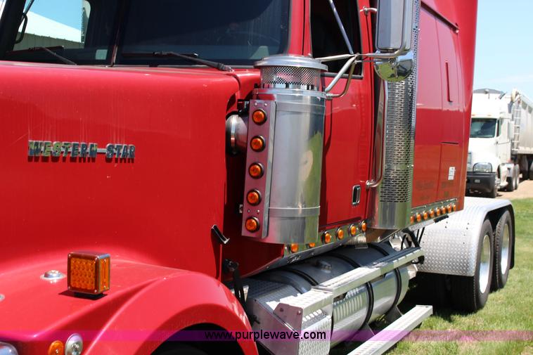 image for item F7998 2001 Western Star 4900E semi truck