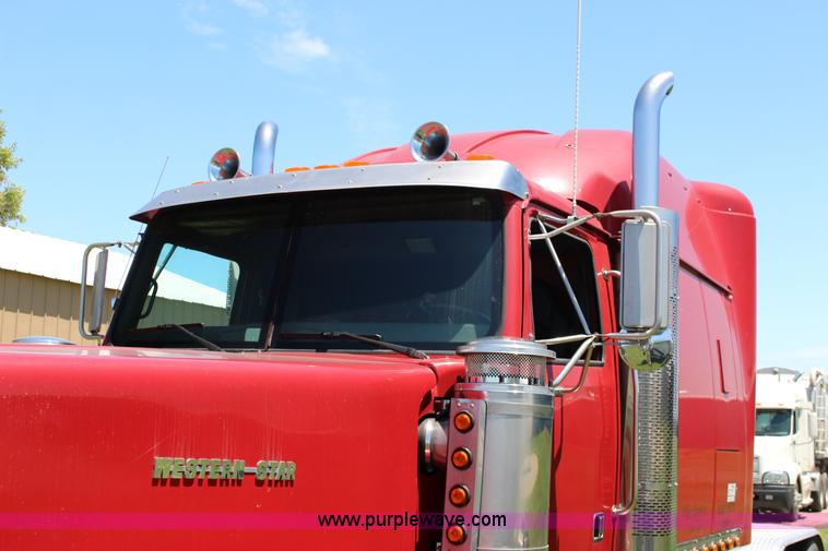 image for item F7998 2001 Western Star 4900E semi truck