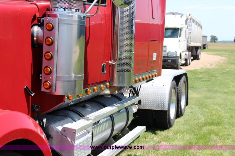 image for item F7998 2001 Western Star 4900E semi truck
