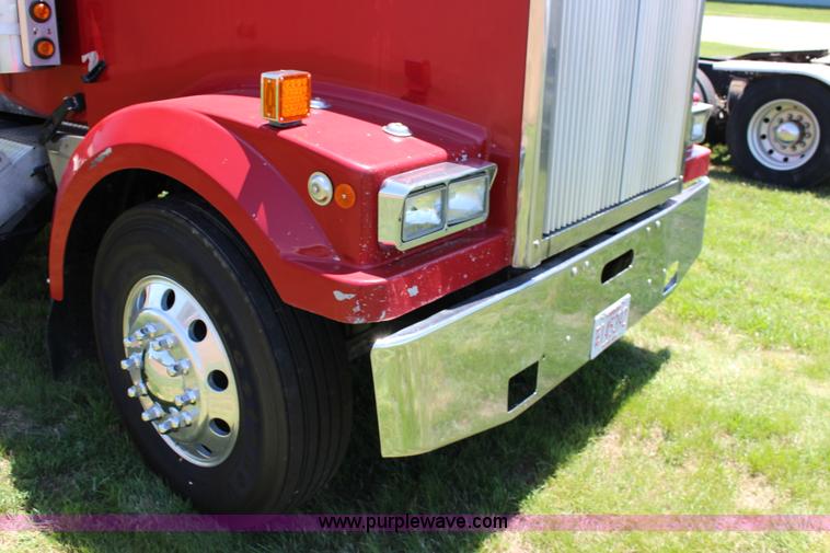image for item F7998 2001 Western Star 4900E semi truck