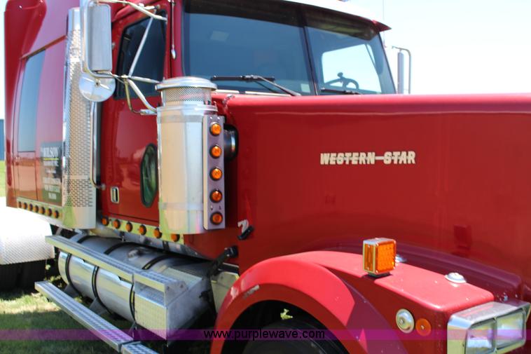 image for item F7998 2001 Western Star 4900E semi truck