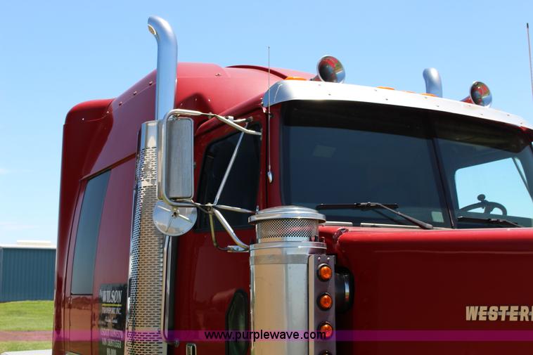 image for item F7998 2001 Western Star 4900E semi truck