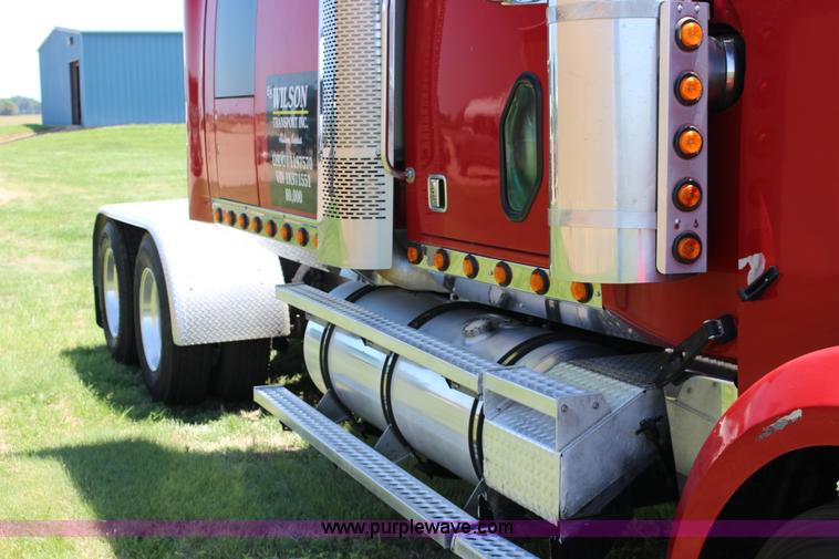 image for item F7998 2001 Western Star 4900E semi truck