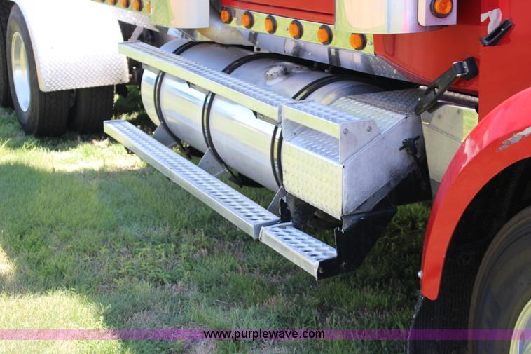 image for item F7998 2001 Western Star 4900E semi truck