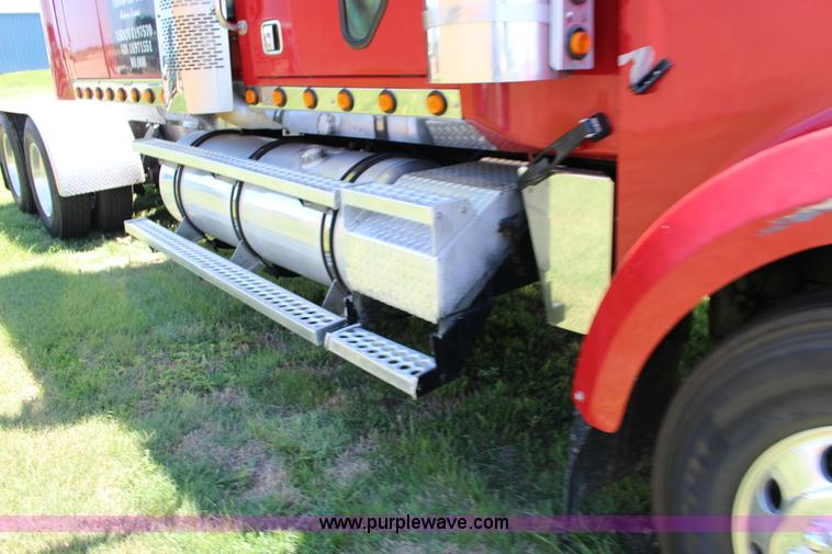 image for item F7998 2001 Western Star 4900E semi truck