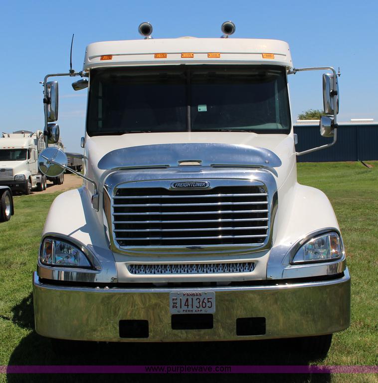 image for item F7999 2001 Freightliner Columbia 120 semi truck