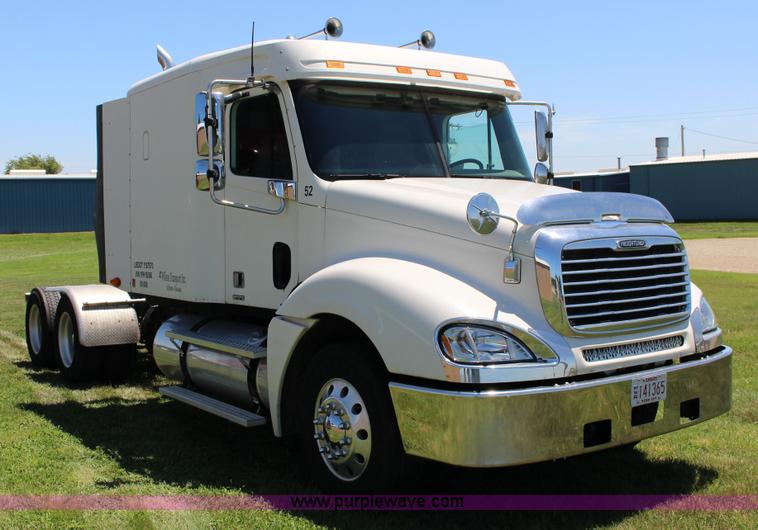 image for item F7999 2001 Freightliner Columbia 120 semi truck