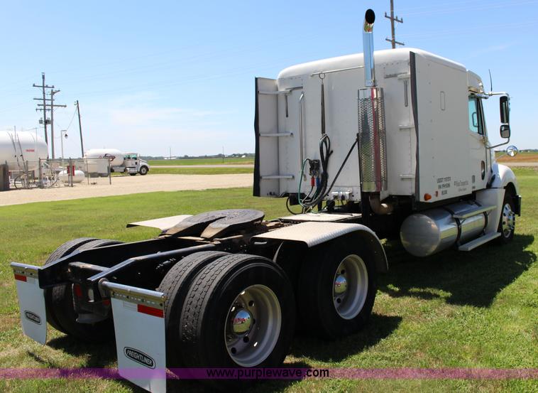 image for item F7999 2001 Freightliner Columbia 120 semi truck