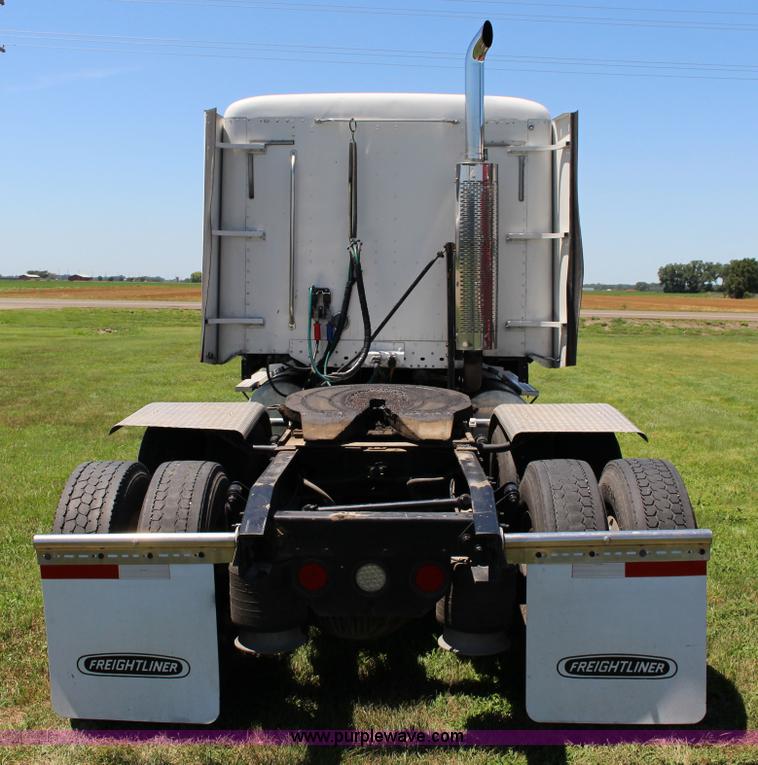 image for item F7999 2001 Freightliner Columbia 120 semi truck