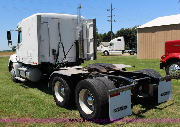 image for item F7999 2001 Freightliner Columbia 120 semi truck