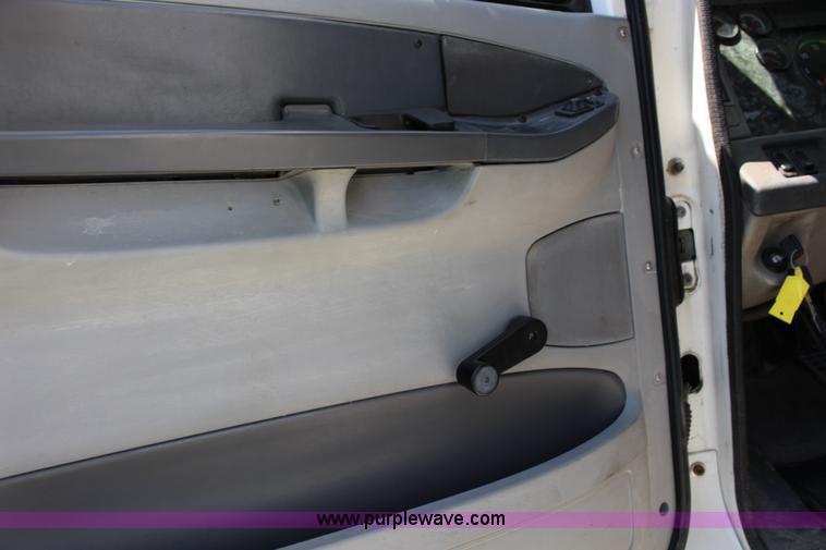 image for item F7999 2001 Freightliner Columbia 120 semi truck