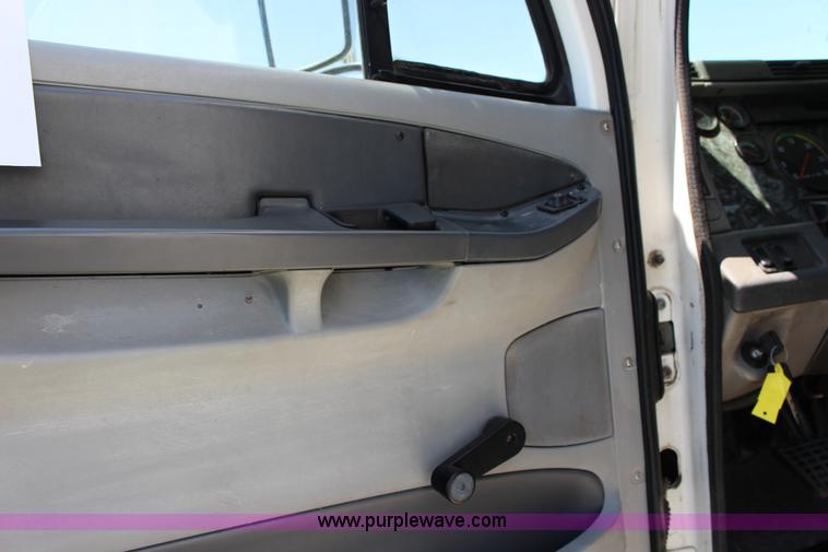 image for item F7999 2001 Freightliner Columbia 120 semi truck