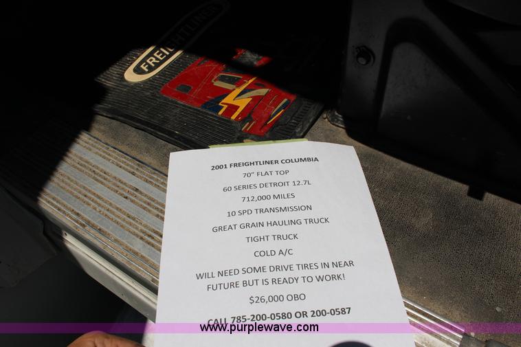 image for item F7999 2001 Freightliner Columbia 120 semi truck