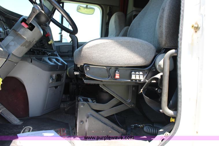 image for item F7999 2001 Freightliner Columbia 120 semi truck