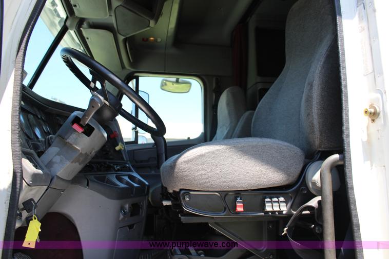 image for item F7999 2001 Freightliner Columbia 120 semi truck