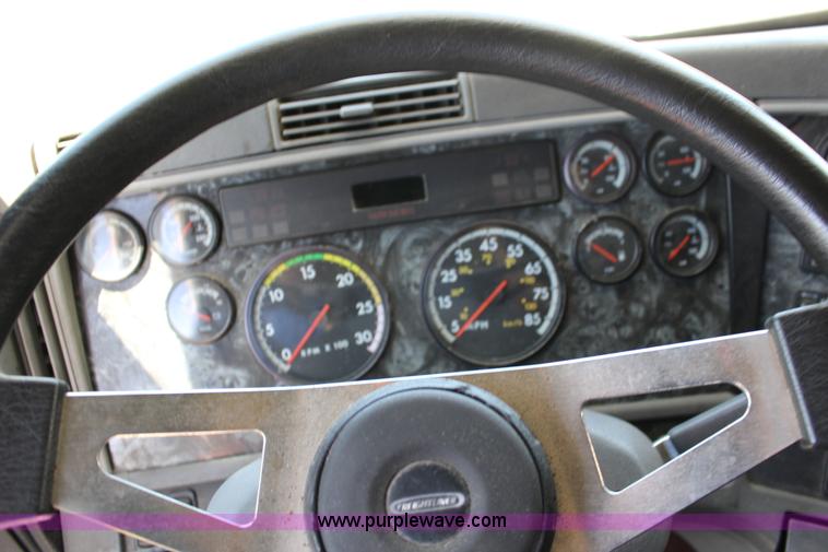 image for item F7999 2001 Freightliner Columbia 120 semi truck