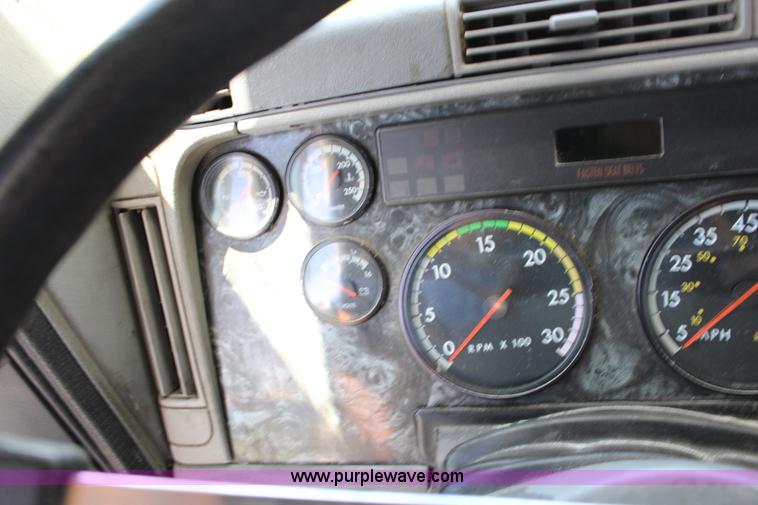 image for item F7999 2001 Freightliner Columbia 120 semi truck