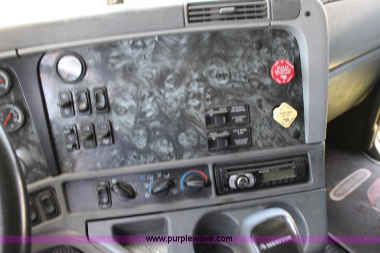 image for item F7999 2001 Freightliner Columbia 120 semi truck