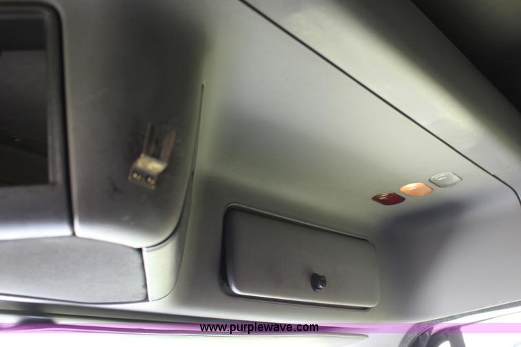 image for item F7999 2001 Freightliner Columbia 120 semi truck