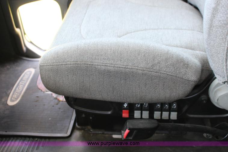 image for item F7999 2001 Freightliner Columbia 120 semi truck