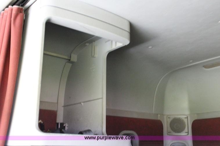 image for item F7999 2001 Freightliner Columbia 120 semi truck