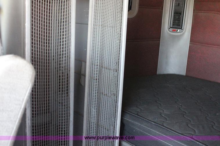 image for item F7999 2001 Freightliner Columbia 120 semi truck