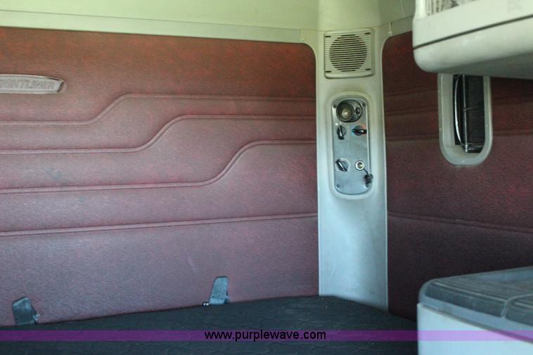 image for item F7999 2001 Freightliner Columbia 120 semi truck