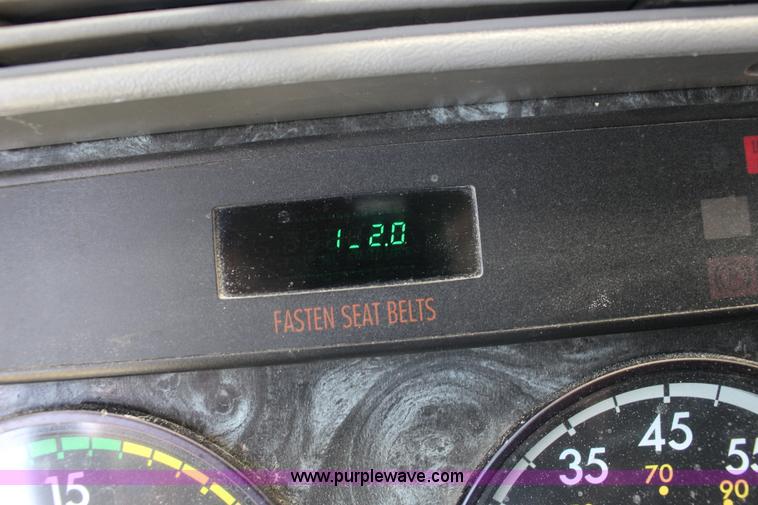 image for item F7999 2001 Freightliner Columbia 120 semi truck