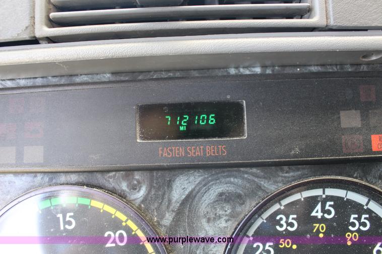 image for item F7999 2001 Freightliner Columbia 120 semi truck