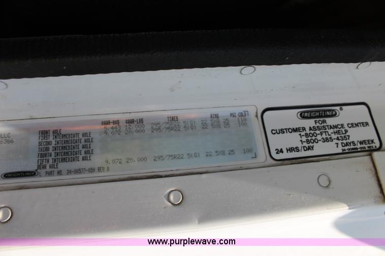 image for item F7999 2001 Freightliner Columbia 120 semi truck