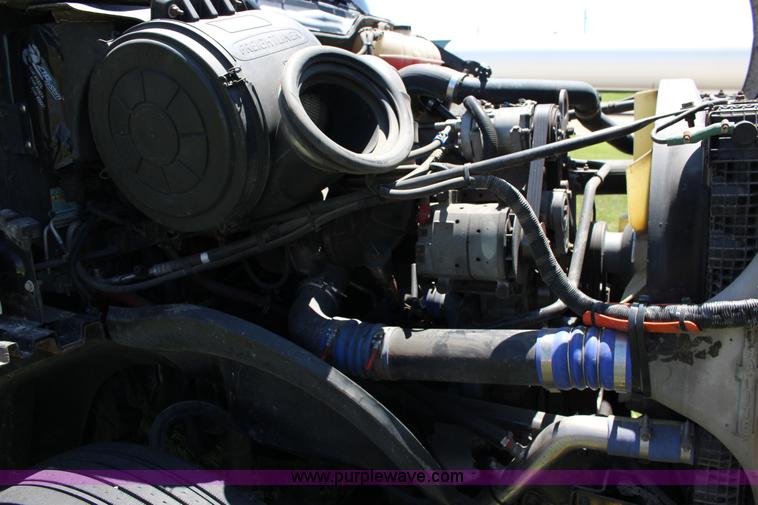 image for item F7999 2001 Freightliner Columbia 120 semi truck