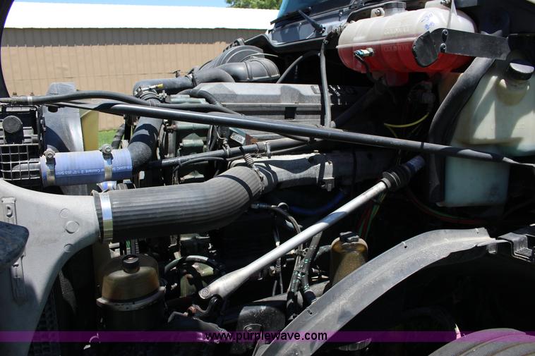 image for item F7999 2001 Freightliner Columbia 120 semi truck