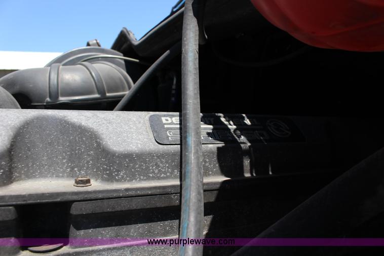 image for item F7999 2001 Freightliner Columbia 120 semi truck