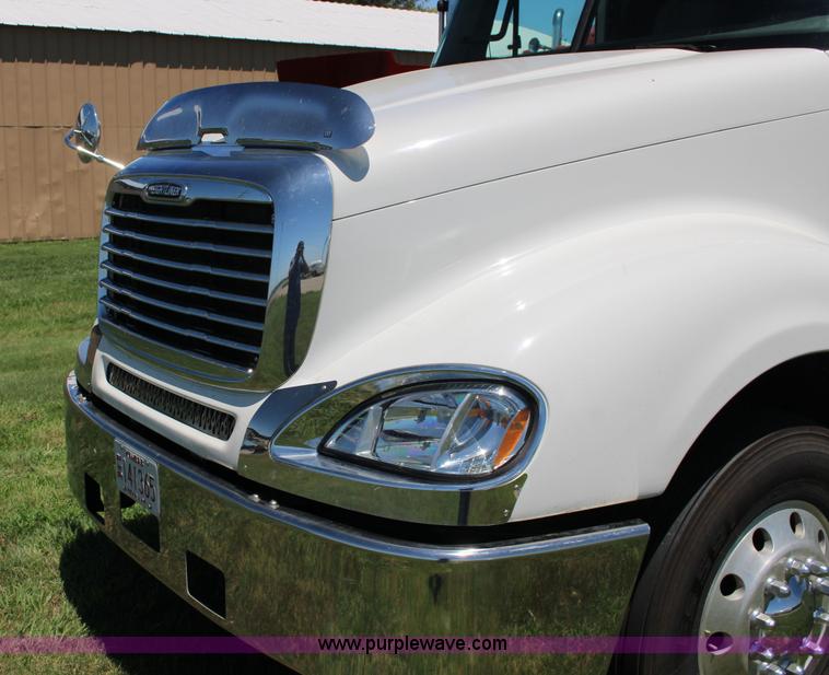 image for item F7999 2001 Freightliner Columbia 120 semi truck