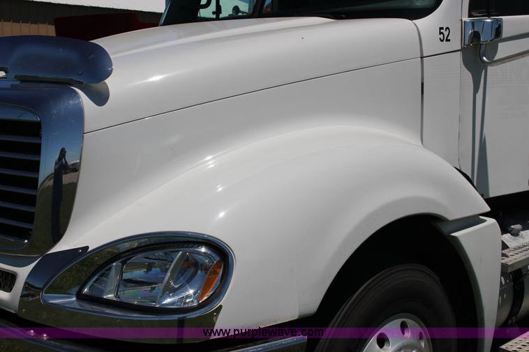 image for item F7999 2001 Freightliner Columbia 120 semi truck