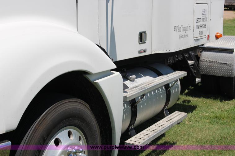 image for item F7999 2001 Freightliner Columbia 120 semi truck
