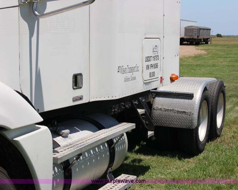 image for item F7999 2001 Freightliner Columbia 120 semi truck