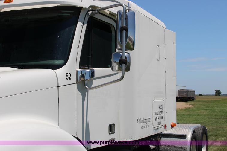 image for item F7999 2001 Freightliner Columbia 120 semi truck